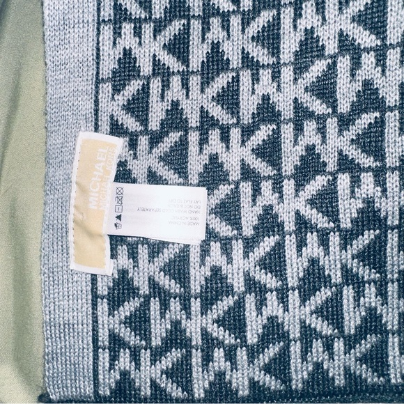 Michael Kors scarf set - Picture 4 of 7